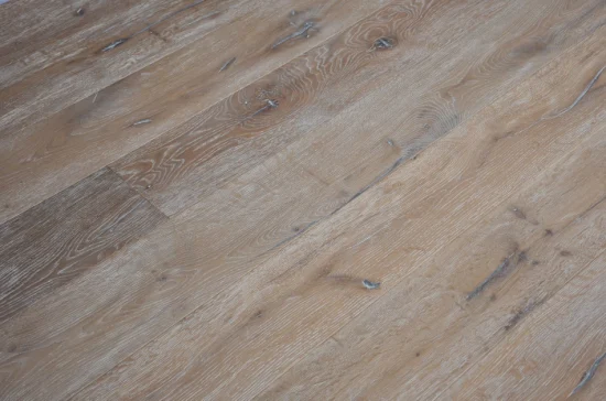 使い古されたグレーナチュラルホワイトオーク無垢材＋フローリング。 アメリカでベストセラーの商品です。アンティークオークの堅木張りの床です。